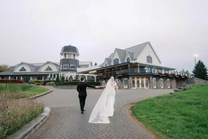Couple walking to the clubhouse, Angus Glen Golf Club